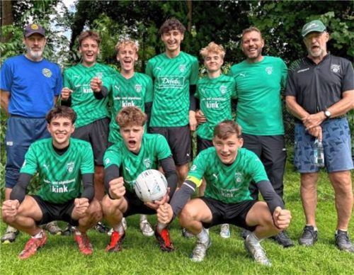 Jubel über die geschaffte DM-Qualifikation: hinten von links: Marco Berger, Benjamin Bittl, Vincent Koelmans, Tolga Ugurlu, Johannes Kroll, Günter Ortmeier, Frieder Hertlein; vorne von links: Nathan Berger, Ludwig Schmitt, Maxi Ortmeier.Foto re