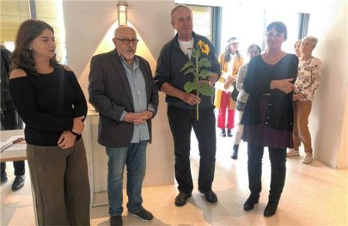 Kamen zur Preisverleihung: (von links) Die jüngste Künstlerin der Ausstellung, Amelie Schwenk, Vorsitzender des Kunstvereins, Herbert Stahl, der Gewinner des Publikumspreises, Franz Xaver Angerer, und Leiterin der Städtischen Galerie, Judith Bader. Foto  Große Kreisstadt Traunstein