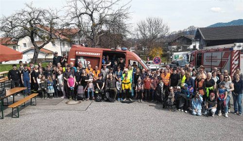 Kameradschaft und Geselligkeit: Das gehört bei der Freiwilligen Feuerwehr Reischenhart zusammen, die hier aktiv beim Umwelttag „Aktion saubere Landschaft“ der Gemeinde Raubling mitangepackt hat.