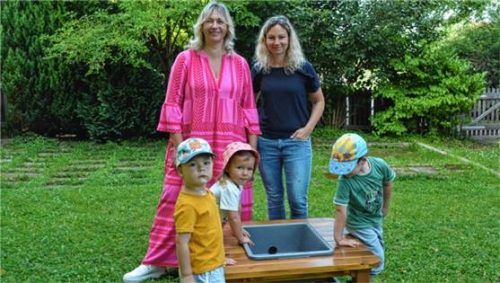 Karin Jany (links) vom Kinderkleidermarkt-Team brachte Krippenleiterin Michaela Würth einen Matschtisch vorbei. Foto Eder