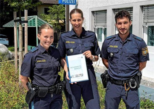 Karin Walter, Dienststellenleiterin der Polizeiinspektion Brannenburg (Mitte), ist zufrieden mit der Sicherheit in der Region. Foto Re
