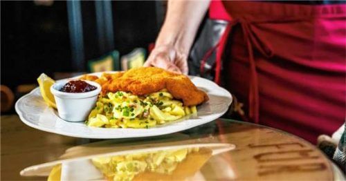 Kein „Schnitzel-Rabatt“ in Sicht: Gaststätten und Restaurants in Rosenheim werden ihre Preise auf den Speisenkarten nicht senken. Davon geht die Gastro-Gewerkschaft NGG Rosenheim-Oberbayern aus. Foto  NGG | Alireza Khalili