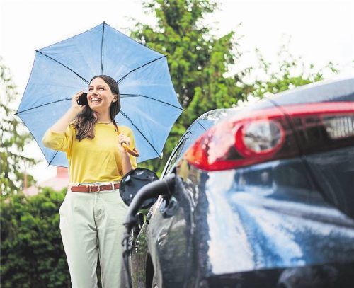 Keine Sorge im Regen: Auch mit einem Elektroauto muss man keine Angst vor einem Gewitter haben. Foto imago