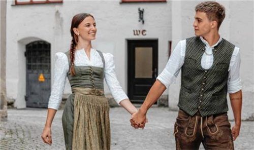 Ketterlwesten und Erdfarben: Das sind die Trachten-trends 2025. Foto Lisa Lanzinger