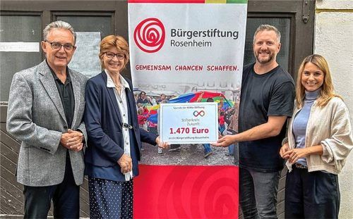 Kirsten Lamprechter und Wolfgang Gösswein (links) übergaben gemeinsam mit Alexa Dietz (rechts) von der Sparkasse Rosenheim-Bad Aibling die Spende an Christian Hlatky, Geschäftsführer der Bürgerstiftung Rosenheim.Foto re