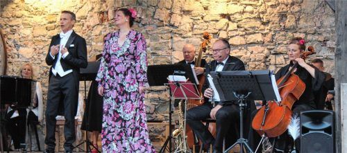 Klangvolles Duett unter freiem Himmel: Tenor Klaus Stepperger und Sopranistin Anahita Ahsef auf der Bühne im barocken Innenhof des Klosters Reisach. Foto Steffenhagen
