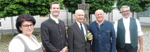 Kleine Feierstunde: (von links) Pfarrgemeinderatsvorsitzende Rosi Hell, Pfarrer Philipp Werner, Pfarrer i. R. Konrad Kronast, Bayernbund-Kreisvorsitzender Christian Glas und Pfarrvikar Asinha Roy. Foto  Hötzelsperger