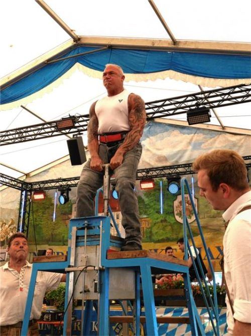 Kräftig zugepackt: Sieger Franz Ritzer lupfte den 225 Kilogramm schweren Stein 78 Zentimeter in die Höhe.