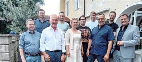 Kreishandwerksmeister Rainer Dachsberger (vorne rechts) mit der neuen Vorstandschaft: (vorne von links) Konrad Wenzl, Landesinnungsmeister Günter Wagner, stellvertretende Obermeisterin Angelika Huber, Obermeister Oskar Hofstetter. Hinten von links: Markus Windhager, Stefan Wagner, Christian Wenzl, Stefan Greimel, Michael Loher. Foto maier