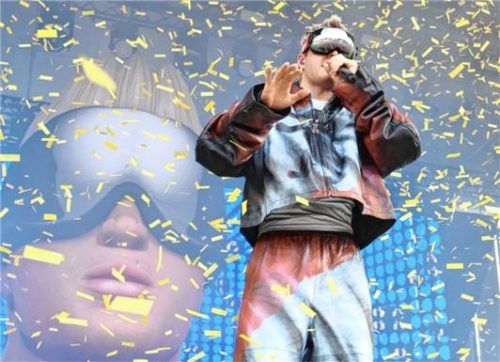 Künstler Ski Aggu, hier bei einem Konzert in Berlin, wird auf der Hauptbühne, der sogenannten „Radiant Stage“, auftreten. Foto IMAGO/Berlinfoto