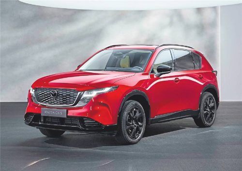 Längenwachstum: Das nunmehr 4,69 Meter messende Mittelklasse-SUV Mazda CX-5 hat in seiner dritten Generation dank 2,82 Meter Radstand mehr Platz für die Passagiere und lädt in seinen Kofferraum bis zu 2019 Liter Gepäck. Foto Mazda