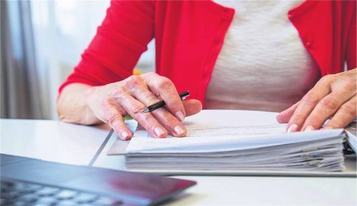 Läuft das Krankengeld aus, können Betroffene Anspruch auf Arbeitslosengeld oder Bürgergeld haben. Foto CHRISTINKLOSE/DPA-TMN