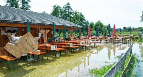 Land unter im Biergarten der Fischerhütte. Der Chiemsee schickt die Betreiberfamilie Reiter in den Zwangsurlaub. Zum Wochenende soll sich die Lage bessern.Foto Berger