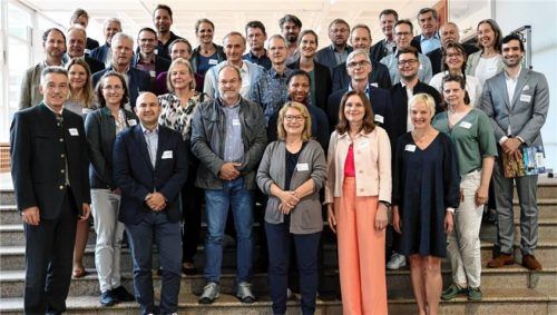 Landrat Otto Lederer (vorne links) mit Vertretern aus Politik und der medizinischen Versorgung aus der Region beim Treffen in der TH Rosenheim. Foto Landratsamt Rosenheim
