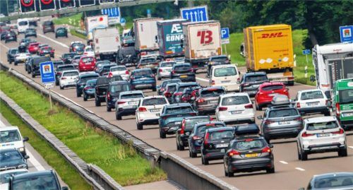 Lkws rollen über die Autobahn A8. Der Güterverkehr in der Region ist das Fundament für funktionierende Versorgung..Foto  Peter Kneffel/dpa