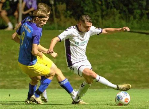Lukas Huber vom SV Aschau/Inn schirmt hier den Ball vor Peterskirchens Simon Göbl ab. Vor über 400 Zuschauern endete das Spiel 1:1.Foto mb.presse – Butzhammer