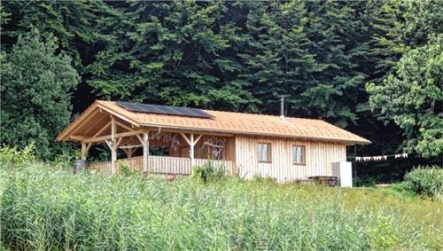Malerisch am Eichbergwald gelegen, ist der im September 2023 eröffnete und im Juni 2024 offiziell eingeweihte Waldkindergarten „Pfifferlinge“ in Grabenstätt. Foto  Müller