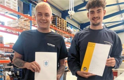 Maxi Simmerl und Roman Eisenauer haben ihre Ausbildung bei Altmann mit der Note Eins abgeschlossen. Foto re