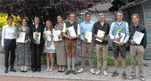 Mit dem Realschulabschluss in der Hand haben sie tolle Möglichkeiten: die Absolventen der Freien Waldorfschule Chiemgau zusammen mit ihrer Klassenbetreuerin.Foto braun