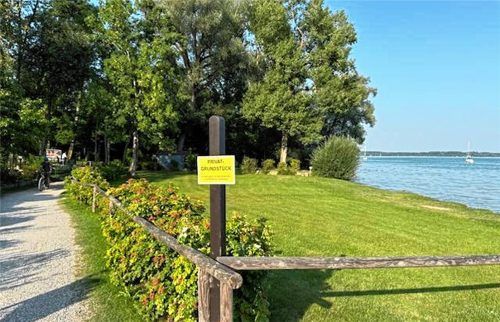 Mit einem Holzgeländer und einem Hinweisschild ist der Badeplatz Malerwinkel aktuell „abgesperrt“. Ein Verfassungsexperte schaut sich für das OVB den Fall an. Foto Engelsberger/Wildfleck
