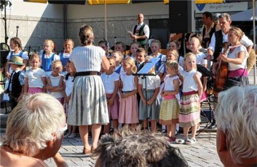 Mit klaren und reinen Stimmen verzauberte der Feilnbacher Kinderchor das Publikum.