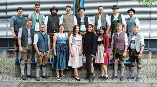 Mit Recht stolz: die Absolventen in den Gewerken Heizungsbau, Metallbau, Feinwerkmechanik, Informationstechnik und Friseur aus dem Landkreis Rosenheim.Fotos winterhalter