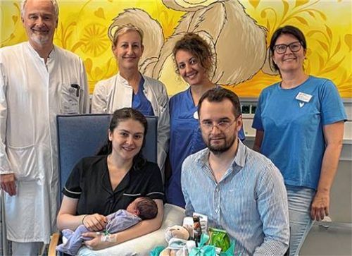 Mit Sana und ihren Eltern Dzejla und Nermin Mujanovic freuten sich (von links) Chefarzt Dr. Andreas Schnelzer, leitende Oberärztin Dr. Angela Kirschenhofer, Hebamme Meri Shalari und Kinderstationsleiterin Tanja Walker. Foto Romed-Kliniken
