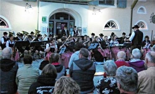 Mit stimmungsvoller Beleuchtung ging der letzte diesjährige Sommerabend mit Blasmusik im Grabenstätter Schlosshof über die Bühne. Foto  Müller