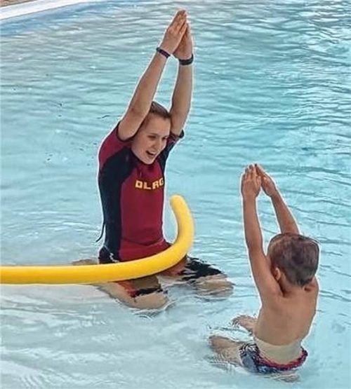 Mit viel Spaß und Begeisterung lernen die Kinder bei der DLRG das Schwimmen. Foto re
