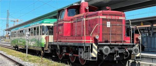 Mit Volldampf ins Vergnügen: Der Rohrdorfer Wiesn-Express verbindet auch in diesem Jahr Rohrdorf, Thansau und Rosenheim – hier bei seiner Einfahrt in den Rosenheimer Bahnhof.Foto Steffenhagen