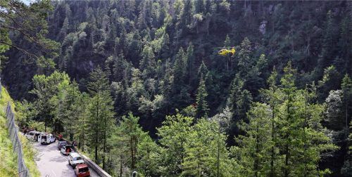 Mit Wärmebild-Drohne, Such- und Lawinenhunden sowie der Alpinen Einsatzgruppe der Polizei wurde nach der Frau gesucht. Mithilfe des Notarzthubschraubers „Christophorus 6“ konnte die Berlinerin geborgen werden.Fotos Bergwacht