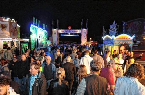 Mittlerweile strömen auch viele Gäste am letzten Tag in die Festzelte und später auf den Festplatz, um das Feuerwerk zu sehen. Das war nicht immer so. Fotos Ludwig Stuffer