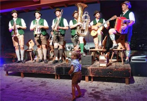 „Mooswiesner Tanzlmusi“ gibt ihre Premiere in Rottau. Foto  Adersberger