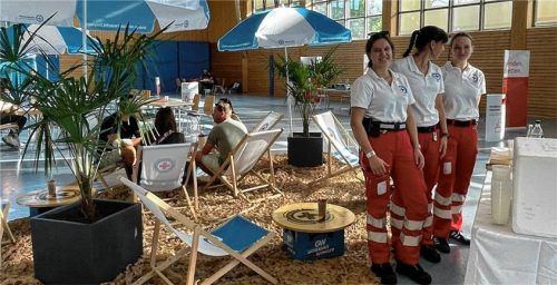Nach dem Blutspenden konnte man sich an der Strandbar erfrischen. Dafür hatten die Wasserwachtler in der Bernauer Turnhalle eine kleine Insel aufgebaut. Serviert wurde ein „Virgin Mojito“. Foto  Kirchner