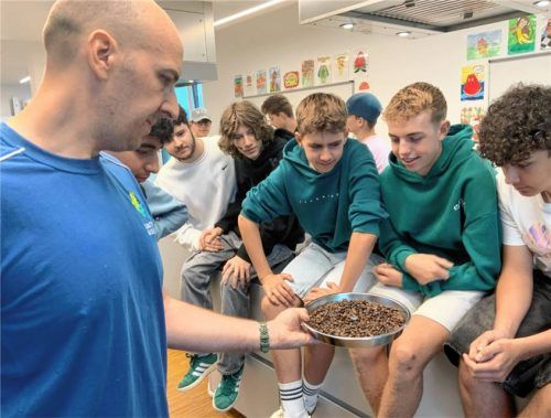 Nach dem Röstvorgang sehen die Schüler das Produkt ihrer Arbeit. Foto Baumann