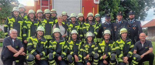 Nach der erfolgreichen Prüfung: (stehend, von links) Markus Turetschek, Michael Fischer, Korbinian Wagner, Michael Aßbichler, Andreas Hepfengraber, Simon Hepfengraber, Zweite Bürgermeisterin Maria Haimerer, Sebastian Schatz, Florian Anner, Anian Unterseher, Florian Ellmaier, Heiko Rossnagel, Kreisbrandmeister Franz Aichinger, Kreisbrandinspektor Martin Gruber und Schiedsrichter Johann Huber sowie (vorne, von links) Kommandant Erich Turetschek, Peter Riepertinger, Franz Unterseher, Markus Ellmaier, Christoph Turetschek, Florian Böck, Simon Staudacher und Zweiter Kommandant Josef Baumgartner.Foto Feuerwehr Höhenmoos