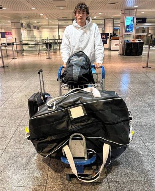 Nach der Landung: Elias Schneider mit Koffer, Rucksack und einer großen Gepäcktasche.Foto privat