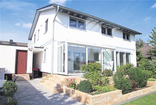 Nach der Modernisierung erstrahlt das Fertighaus in neuem Glanz. Foto www.profibau-fertighaussanierung.de