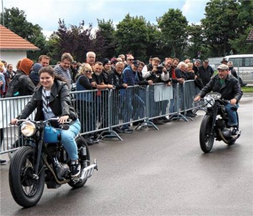 Nach vielen Freizeitstunden der Umrüstung präsentierten Anna Moser ihre rüstige 250er-BMW (Baujahr 1955) und Papa Bertl Moser seine 250er-DKW (Baujahr 1951).