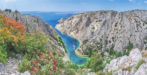 Natur pur: Die Zavratnica-Bucht im Naturpark Velebit (gr. F.) ist genauso beeindruckend wie die Plitvicer Seen (u.). Links: Kroaten beim Klapa-Gesang. Fotos Isa Hoffinger, Julien Duval, Alksandar Gospic
