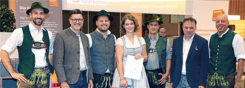 Nele Burgthaler (Mitte) ist Innungssiegerin der Schreiner-Innung Traunstein, Lehrlingswart Alexander Eckart, Landtagsabgeordneter Martin Brunnhuber, Simon Daxenberger junior, Ausbilder Ernst Gruber, Obermeister Andreas Weinzierl und Prüfungsvorsitzender Gerhard Fuschlberger (von links) gratulieren.Foto wittenzellner