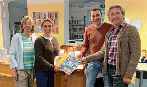 Neue Bücher für den Trostkoffer spendet der Verein „Vergissmeinnicht“ (von links): Bücherei-Leiterin Anette Hagenau, Vereinsvorsitzende Birgit Sailer, Notfallseelsorger Philip Moser und Ulrich Englmaier von der Stadtkirche Traunstein. Foto Stadt Traunstein