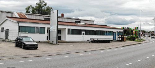 Noch tut sich an der Rosenheimer Straße 62 und 62a  nichts. Dort soll aber bald eine Flüchtlingsunterkunft für 212 Personen entstehen. Foto Riediger