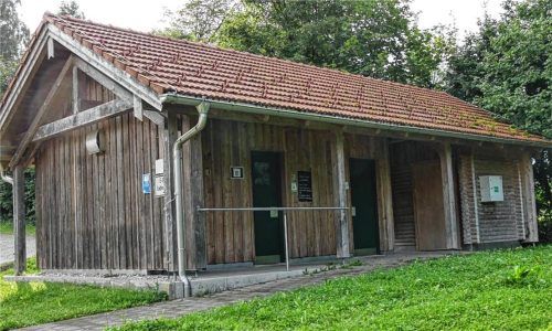 Notunterkunft im Sanitärtrakt des Badeplatzes am Tinninger See: Dort ist jetzt vorübergehend ein obdachloser Riederinger untergekommen. Foto Huber