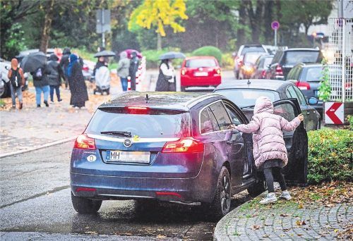 Nur kurz anhalten: Elterntaxis sind oft gut gemeint, helfen aber den Schulkindern nicht, selbstständig zu werden. Foto Imago