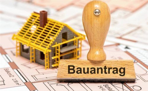 Ob an der Rosenheimer Straße in Kolbermoor eine Flüchtlingsunterkunft für 212 Personen errichtet wird, darüber wird das Verwaltungsgericht München entscheiden.Fotos  Imago