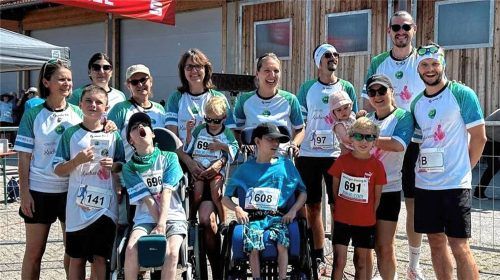 Ob auf zwei Beinen oder mit rollenden Rädern: Mitglieder des Vereins „24h gegen Krebs“ um Gründungsmitglied und Initiator Florian Grüner (rechts) beim diesjährigen Attler Lauf. Bei der Benefiz-Veranstaltung „24-Stunden-Wanderung gegen Krebs“ am 3. Oktober hat der neue Verein ein buntes Rahmenprogramm für den guten Zweck organisiert. Foto privat