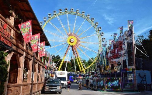 Ob Riesenrad, Laser-Fahrgeschäft oder Tatzlwurm – alles steht bereits. Da sticht die Lücke, gegenüber vom Tatzlwurm durch das fehlende Fahrgeschäft „Rotor“ umso mehr ins Auge. Kurzfristig wurde jetzt ein guter Ersatz gefunden.Foto Peter Schlecker