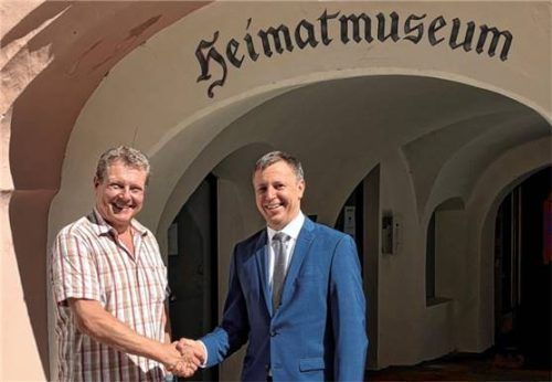 Oberbürgermeister Dr. Christian Hümmer (rechts) hat Stefan Schuch (links) als neuen Leiter des Stadtmuseums Heimathaus begrüßt.Foto  Kreisstadt Traunstein