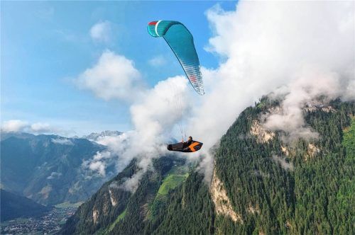 Oliver Teubert unterwegs auf einem Gleitschirm-Streckenflug.Foto re
